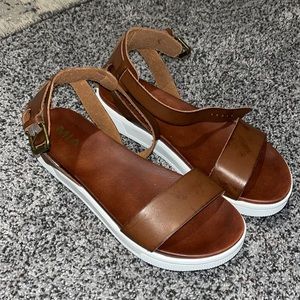 Mia sandals